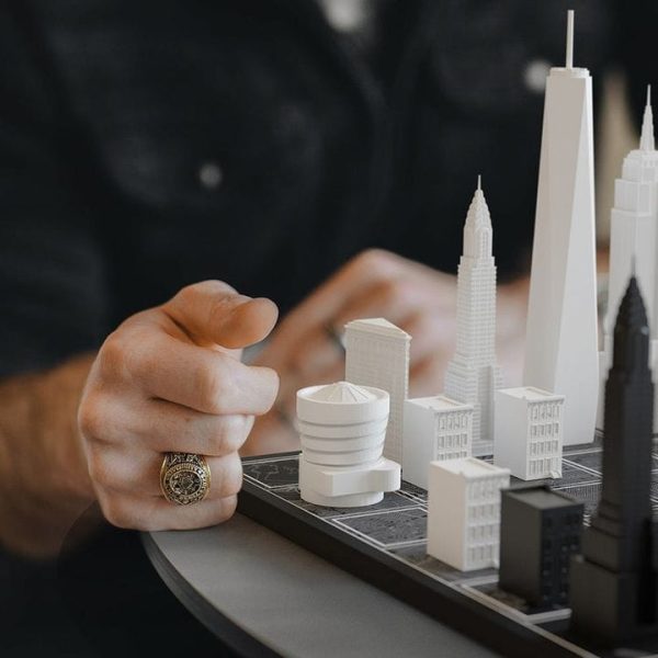 skyline-chess-games-new-york-city-edition-acrylic-chess-set-with-wood-map-board-31766635544663_720x-2